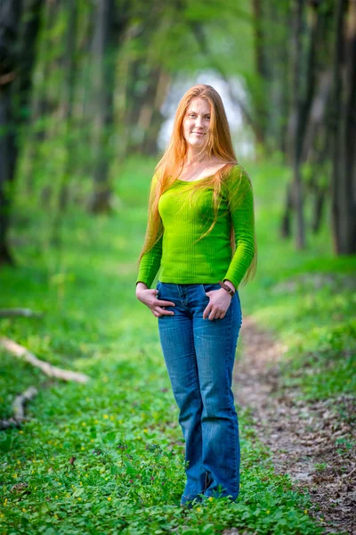 Hübsche Frau mit roten Haaren — Stockfoto