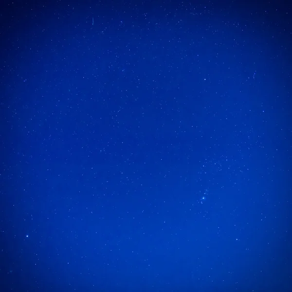 Ciel nocturne bleu foncé avec étoiles — Photo