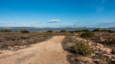 Gölün üzerinde görünüm