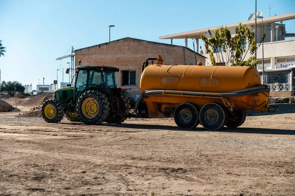 Tractor cisterna de agua Imágenes de stock libres de derechos