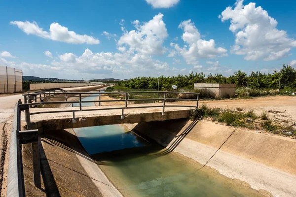 Acueducto de agua en la zona rural de España — Foto de Stock