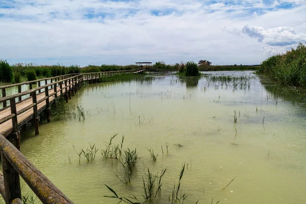 Περπάτημα πάνω από τις λίμνες στο Parc Natural el Fondo στην Ισπανία — Φωτογραφία Αρχείου