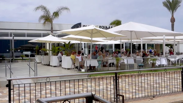 Οι άνθρωποι που τρώνε έξω από το εστιατόριο στην Punta Prima, Ισπανία — Φωτογραφία Αρχείου