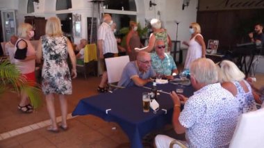 Dans ediyorum, ama sadece yüz maskeleriyle.