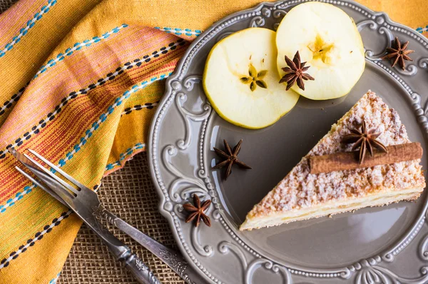 Tarte aux pommes sur une assiette — Photo