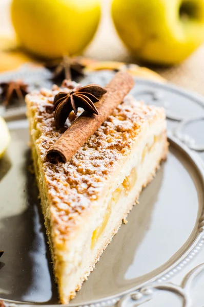 Tarte aux pommes sur une assiette — Photo