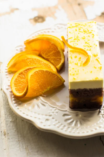 Vintage plaka üzerinde turuncu kek — Stok fotoğraf