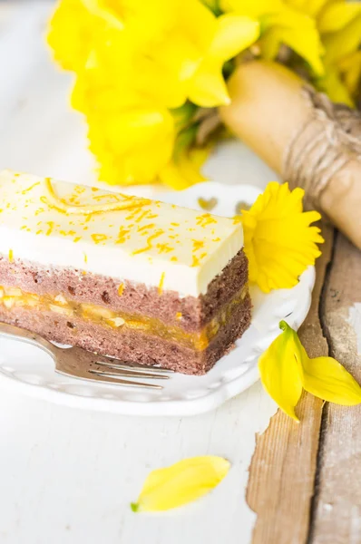 Narcisi e torta all'arancia — Foto Stock