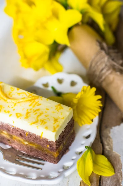 Narcisi e torta all'arancia — Foto Stock