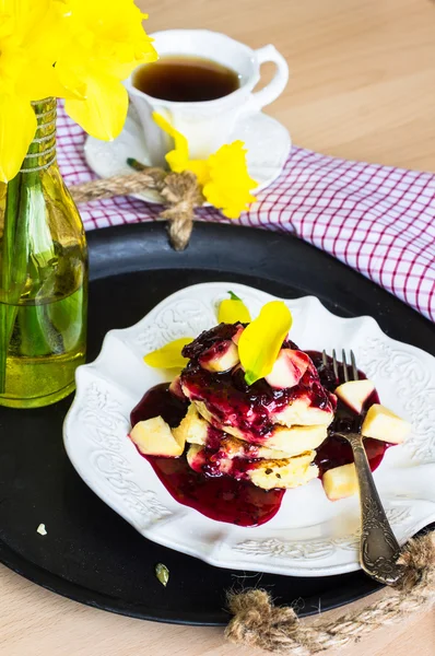 Frittelle con marmellata di mirtilli — Foto Stock