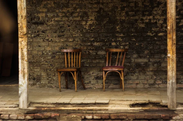 Пара старых стульев — стоковое фото