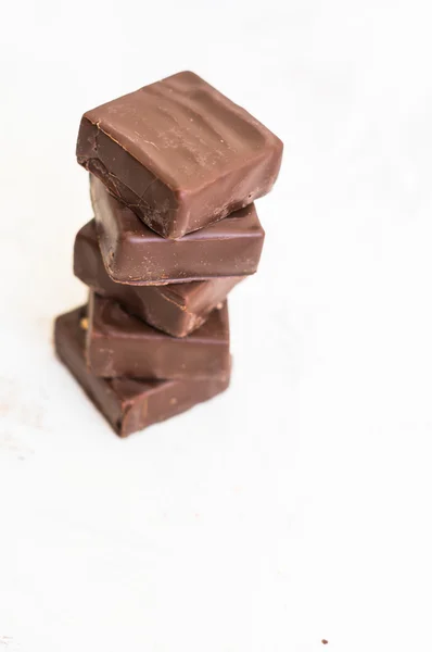 Bonbons au chocolat sur table blanche — Photo