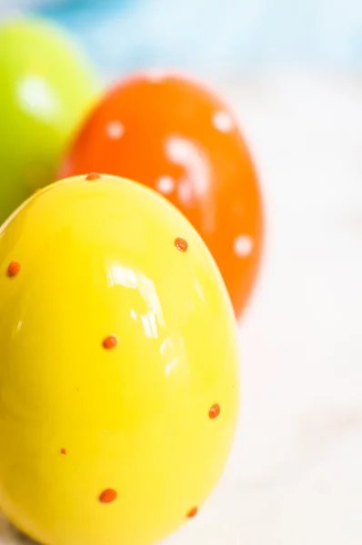 Cocetto pasquale con uova di Pasqua colorate — Foto Stock