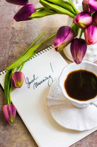 Fiori di tulipano e tazza di caffè — Foto Stock