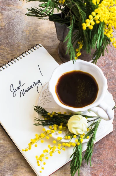 コーヒーとミモザの花 — ストック写真