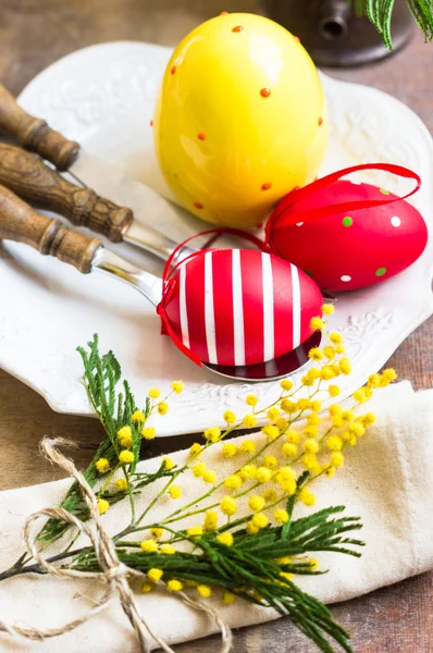 Wielkanocne czas tabela ustawienie z mimozy — Zdjęcie stockowe