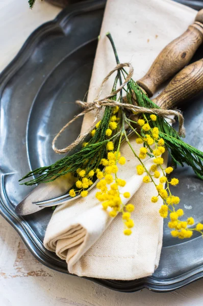 Påsk tid tabell etting med mimosa — Stockfoto