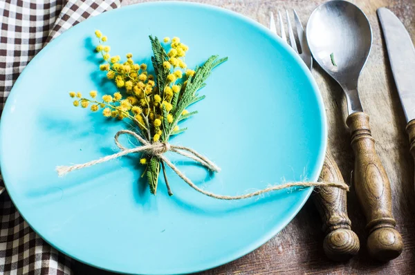 Cenário de mesa com flores de mimosa — Fotografia de Stock