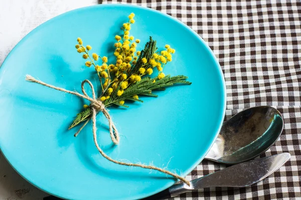 Dukningen med mimosa blommor — Stockfoto