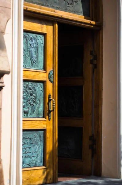 Tür der alten katholischen Kathedrale in Tiflis — Stockfoto