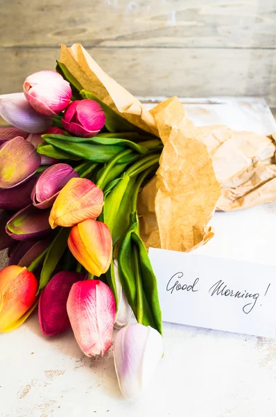 Tulpen op roestig achtergrond — Stockfoto