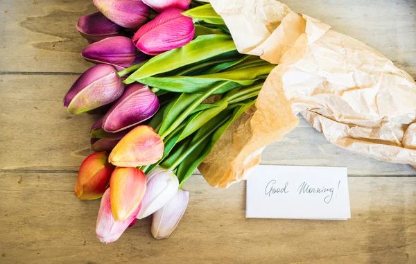 Tulipes sur fond rouillé — Photo