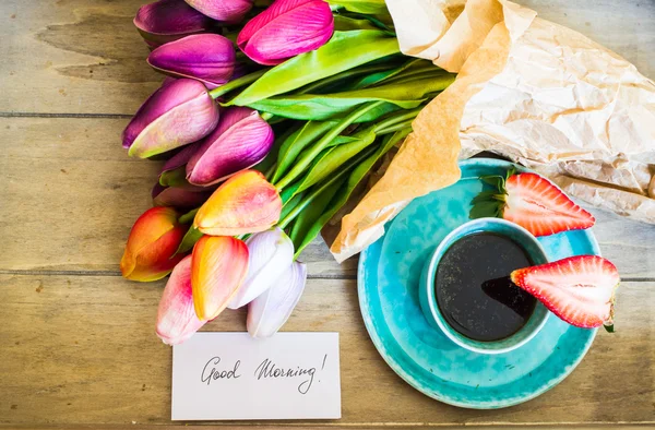 Tulipanes, café y fresas frescas —  Fotos de Stock