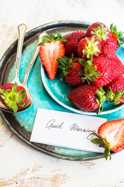 신선한 딸기와 좋은 아침 노트 — 스톡 사진