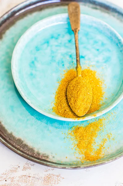 Curry amarillo sobre cuchara vintage —  Fotos de Stock