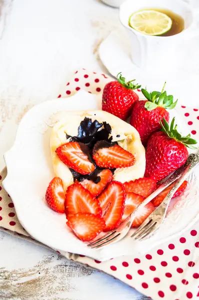 Freh 草莓和薄饼 — 图库照片