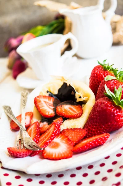 Freh strawberries and crepes — Stock Photo, Image