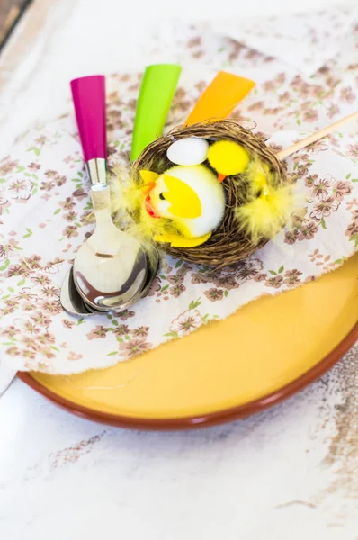 Ajuste de mesa para la cena de Pascua — Foto de Stock