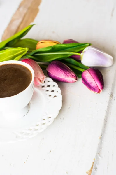 Xícara de café com flor de tulipa — Fotografia de Stock