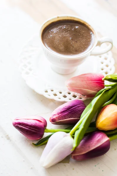 Copa de café con flor de tulipán —  Fotos de Stock