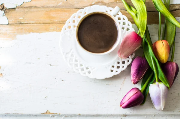 Kopje koffie met tulip bloem — Stockfoto