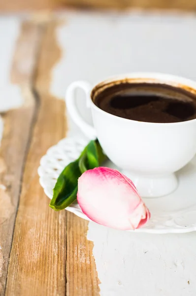 Filiżanka kawy z kwiaty tulipanów — Zdjęcie stockowe