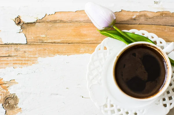 Tasse Kaffee mit Tulpenblume — Stockfoto