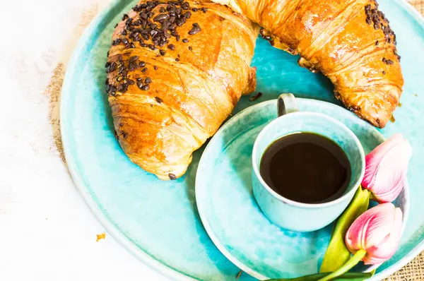 Tasse de café avec croissant — Photo