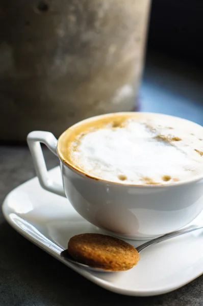 Morgenkaffee auf Cafétisch — Stockfoto
