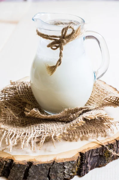 Milch auf rustikalem Tisch — Stockfoto