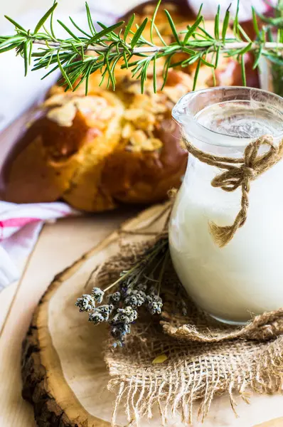 Gevlochten brood met amandelen — Stockfoto