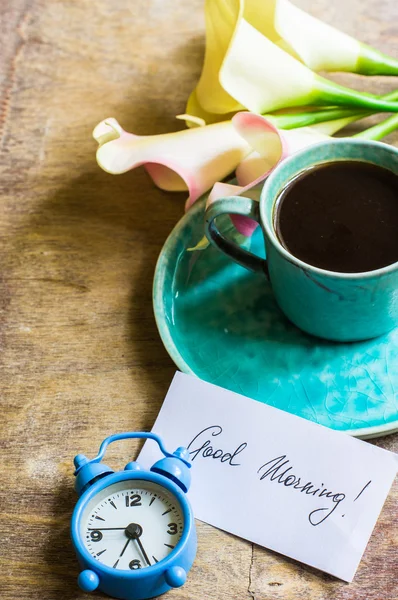 Koffie en calla bloemen — Stockfoto