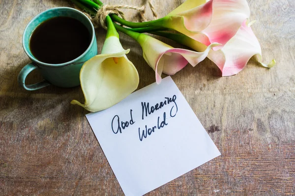 Calla fiori e tazza og caffè su tavolo rustico — Foto Stock