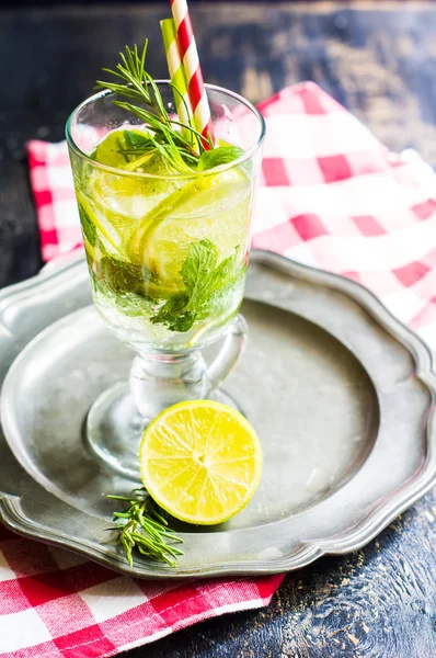 Summer drink with lime and mint — Stock Photo, Image