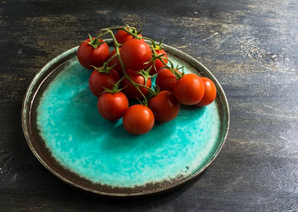 Tomates cerises sur assiette — Photo