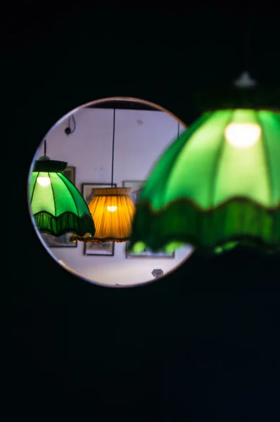 鏡の中の緑色のランプ — ストック写真