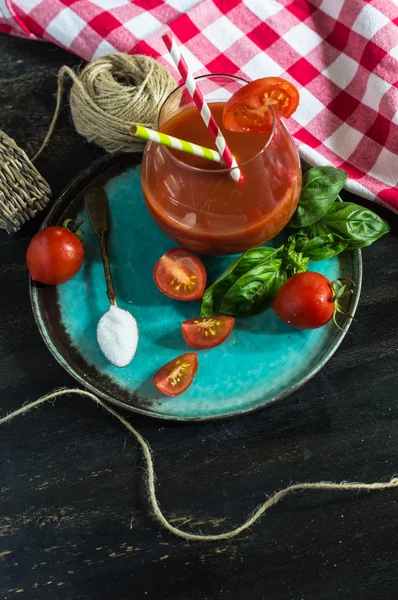 Jugo de tomates sobre fondo rústico — Foto de Stock