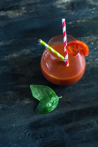 Jugo de tomates sobre fondo rústico — Foto de Stock