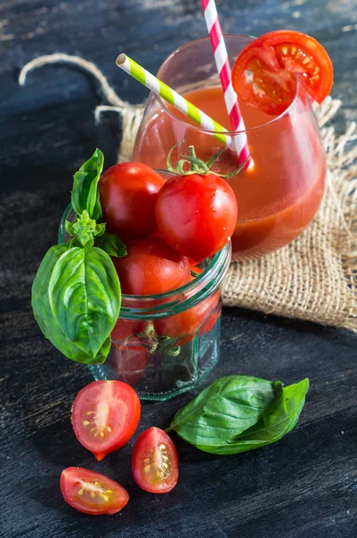 Juice of tomatoes on rustic background — Stock Photo, Image