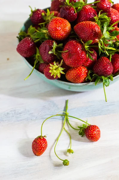 Fresa fresca sobre la mesa —  Fotos de Stock